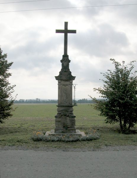 Moravičany, kříž u silnice po pravé straně od Loštic