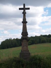 Loštice, kamenný kříž „na Lušti“ u Hájku při silnici na Obectov