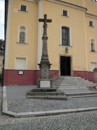Loštice, kamenný kříž u kostela sv. Prokopa tzv. misionářský