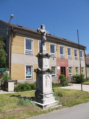 Rájec, kříž v centru obce u školy