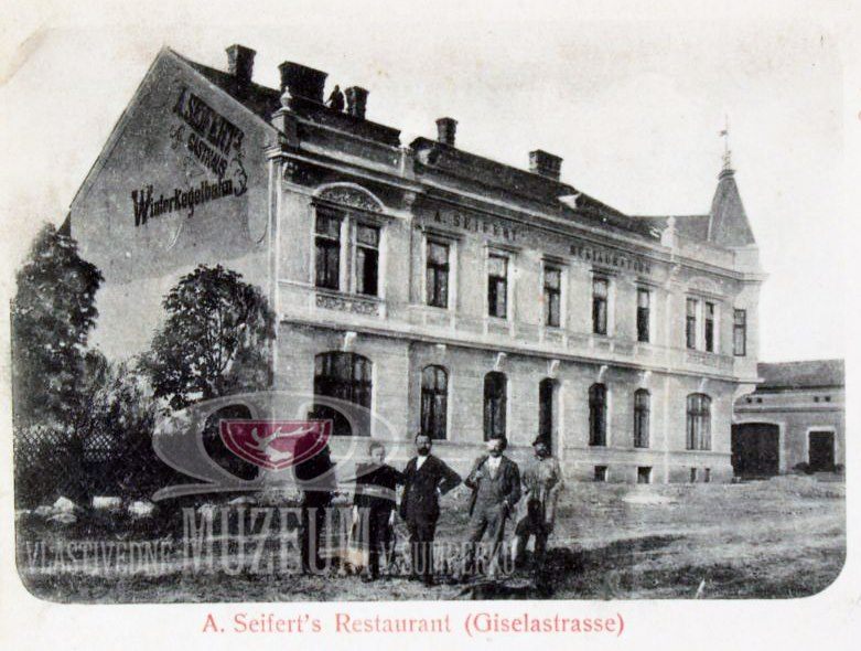 Na rohu ulic Rooseveltovy a Americké stojí hotel Moravan, původně Seifertův hostinec, na snímku z konce 19. století lze z nápisu na štítě boční stěny vyčíst, že podnik nabízel možnost využití zimní kuželkářské dráhy.