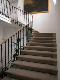 Klasicistní schodiště původního Terschova domu.
            Foto J. Mašek, 2006.