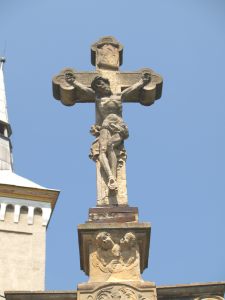 Police, kříž před kostelem sv. Mikuláše
