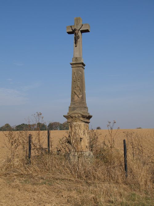 Újezd, kříž v poli mezi Újezdem a Vyšehorkami
