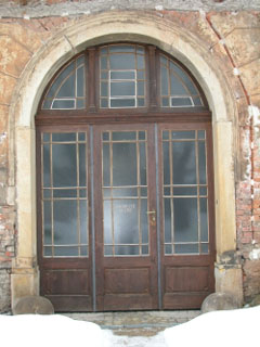 Klasicistní prosklená vrata z 30. let l9.
            století. Foto J. Mašek, 2006.